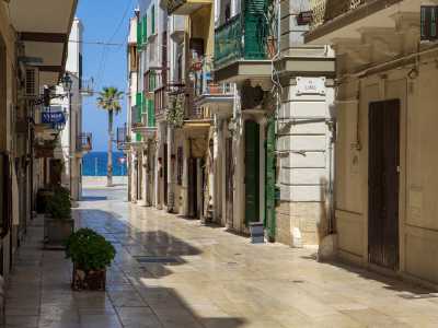 Via Vittorio Veneto conduce da una parte al mare...